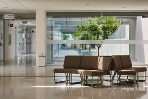 Detalle del hall principal Hospital de Alta Resolución de Écija, Sevilla APESBG