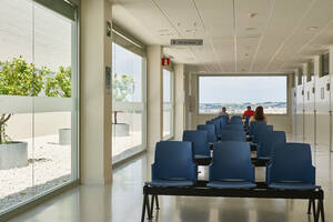 Sala de espera y zona de consultas HAR Écija, Sevilla APESBG