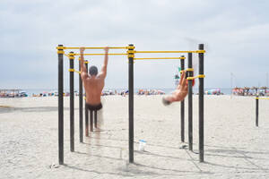 Jóvenes haciendo ejercicio en la playa