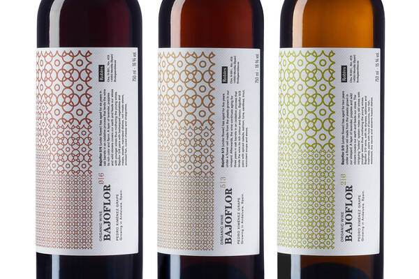 Primer plano detalle textura de etiquetas vino orgánico Bajoflor