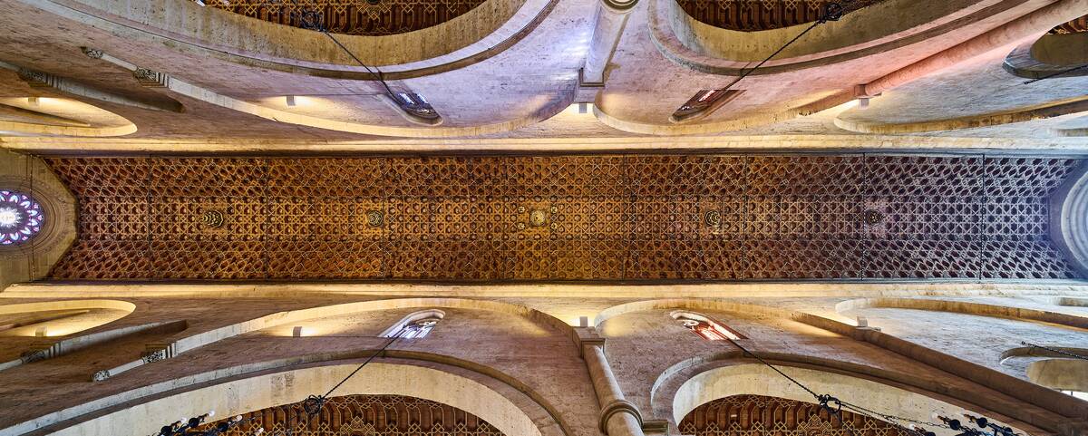 Vista cenital panor&aacute;mica de la iglesia fernandina de San Pablo (C&oacute;rdoba), donde se aprecia la armadura de par y nudillo con carpinter&iacute;a de lazo mud&eacute;jar que cubre la nave central, realizada para la serie del libro &lsquo;Evoluci&oacute;n de la carpinter&iacute;a de lazo. Siglos XII‑XVII&rsquo;, Ed. CEEH.