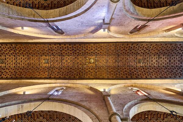 Vista cenital panor&aacute;mica de la iglesia fernandina de San Pablo (C&oacute;rdoba), donde se aprecia la armadura de par y nudillo con carpinter&iacute;a de lazo mud&eacute;jar que cubre la nave central, realizada para la serie del libro &lsquo;Evoluci&oacute;n de la carpinter&iacute;a de lazo. Siglos XII‑XVII&rsquo;, Ed. CEEH.