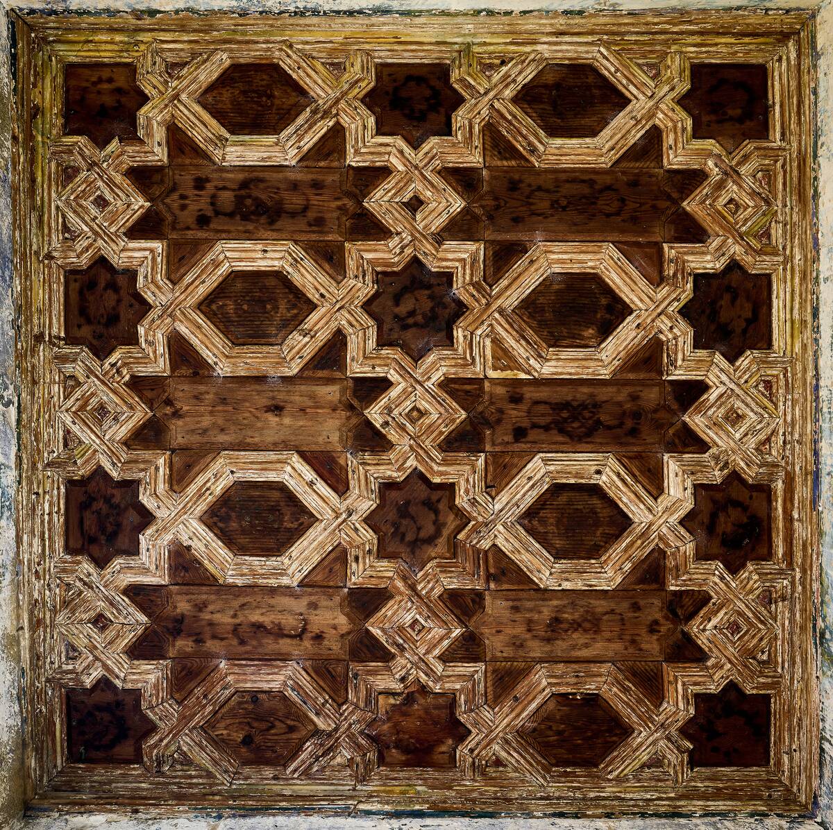 Detalle cercano de la armadura de madera con carpinter&iacute;a de lazo mud&eacute;jar en el claustro del convento de Santa Clara de la Columna, en Belalc&aacute;zar (C&oacute;rdoba), donde se aprecian los motivos geom&eacute;tricos entrelazados, realizada para la serie del libro &lsquo;Evoluci&oacute;n de la carpinter&iacute;a de lazo. Siglos XII‑XVII&rsquo;, Ed. CEEH.