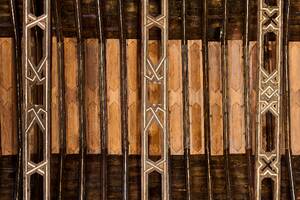 Detalle cercano de la armadura de par y nudillo con carpinter&iacute;a de lazo mud&eacute;jar en la iglesia fernandina de Santa Marina de Aguas Santas (C&oacute;rdoba), donde se aprecian los motivos geom&eacute;tricos entrelazados, realizada para la serie del libro &lsquo;Evoluci&oacute;n de la carpinter&iacute;a de lazo. Siglos XII‑XVII&rsquo;, Ed. CEEH.