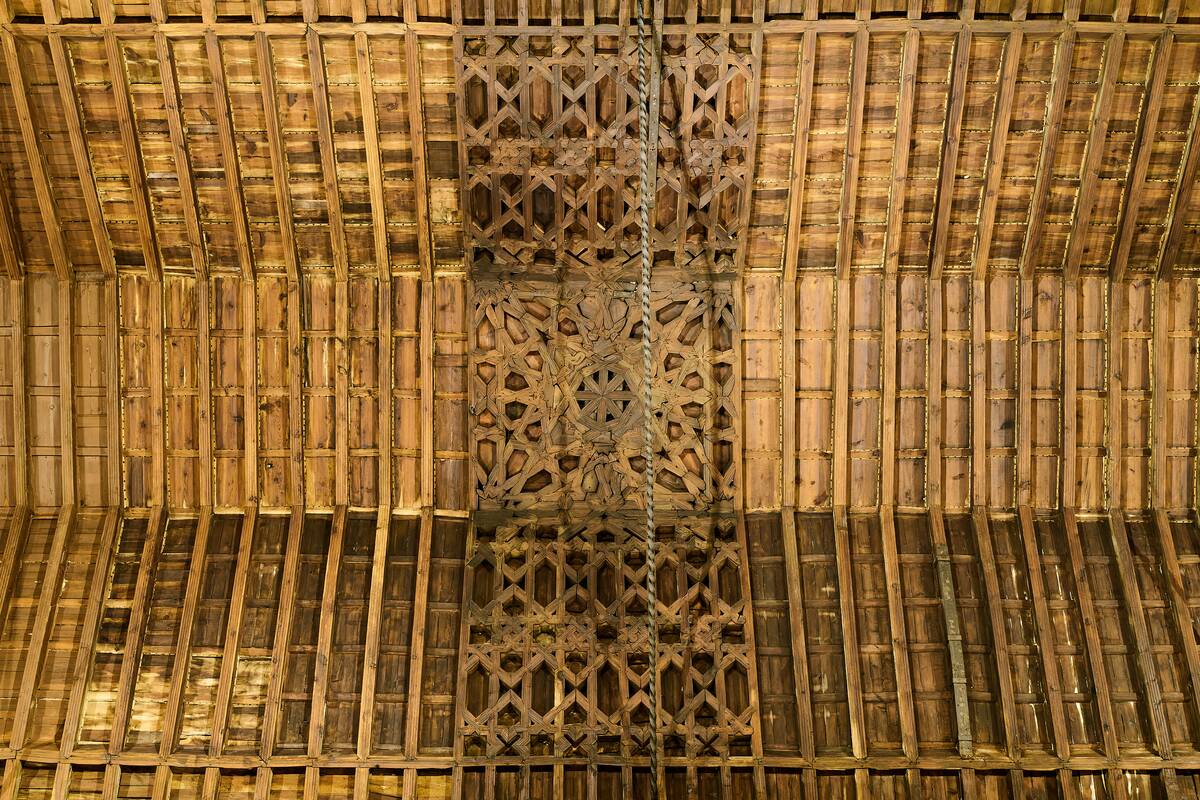 Detalle cercano de la armadura de madera con carpinter&iacute;a de lazo mud&eacute;jar en la iglesia fernandina de San Miguel (C&oacute;rdoba), donde se aprecian los motivos geom&eacute;tricos entrelazados, realizada para la serie del libro &lsquo;Evoluci&oacute;n de la carpinter&iacute;a de lazo. Siglos XII‑XVII&rsquo;, Ed. CEEH.