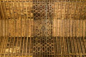 Detalle cercano de la armadura de madera con carpinter&iacute;a de lazo mud&eacute;jar en la iglesia fernandina de San Miguel (C&oacute;rdoba), donde se aprecian los motivos geom&eacute;tricos entrelazados, realizada para la serie del libro &lsquo;Evoluci&oacute;n de la carpinter&iacute;a de lazo. Siglos XII‑XVII&rsquo;, Ed. CEEH.