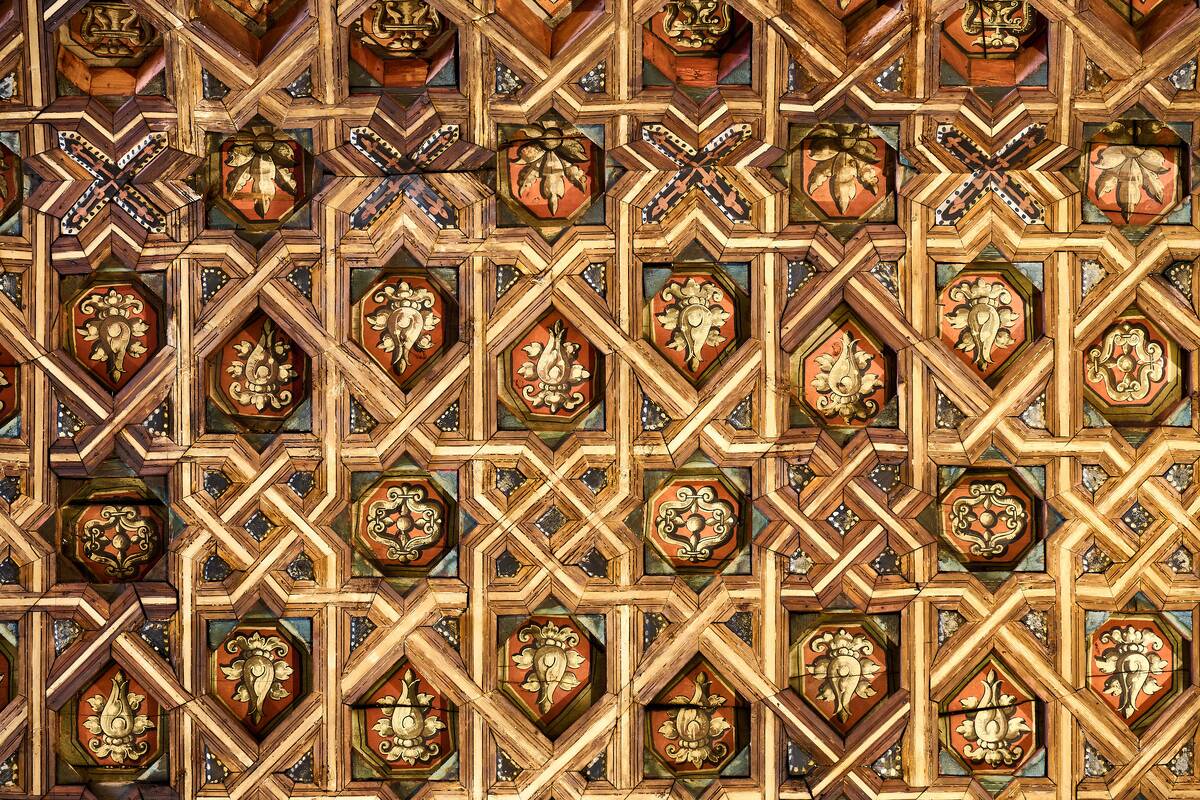 Detalle cercano de la armadura de par y nudillo con carpinter&iacute;a de lazo mud&eacute;jar en la iglesia fernandina de San Pablo (C&oacute;rdoba), donde se aprecian los motivos geom&eacute;tricos entrelazados, realizada para la serie del libro &lsquo;Evoluci&oacute;n de la carpinter&iacute;a de lazo. Siglos XII‑XVII&rsquo;, Ed. CEEH.
