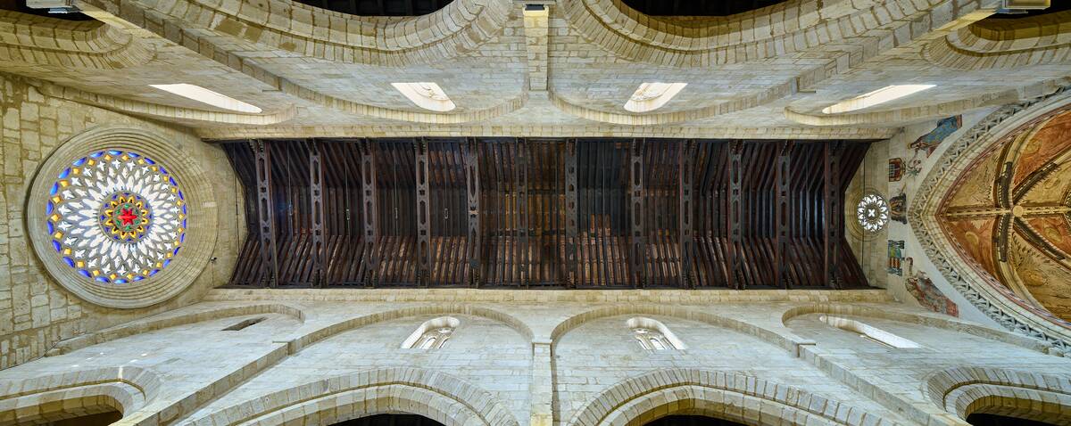 Vista cenital panor&aacute;mica de la iglesia fernandina de San Lorenzo (C&oacute;rdoba), donde se aprecia la armadura de par y nudillo con carpinter&iacute;a de lazo mud&eacute;jar que cubre la nave central, realizada para la serie del libro &lsquo;Evoluci&oacute;n de la carpinter&iacute;a de lazo. Siglos XII‑XVII&rsquo;, Ed. CEEH.