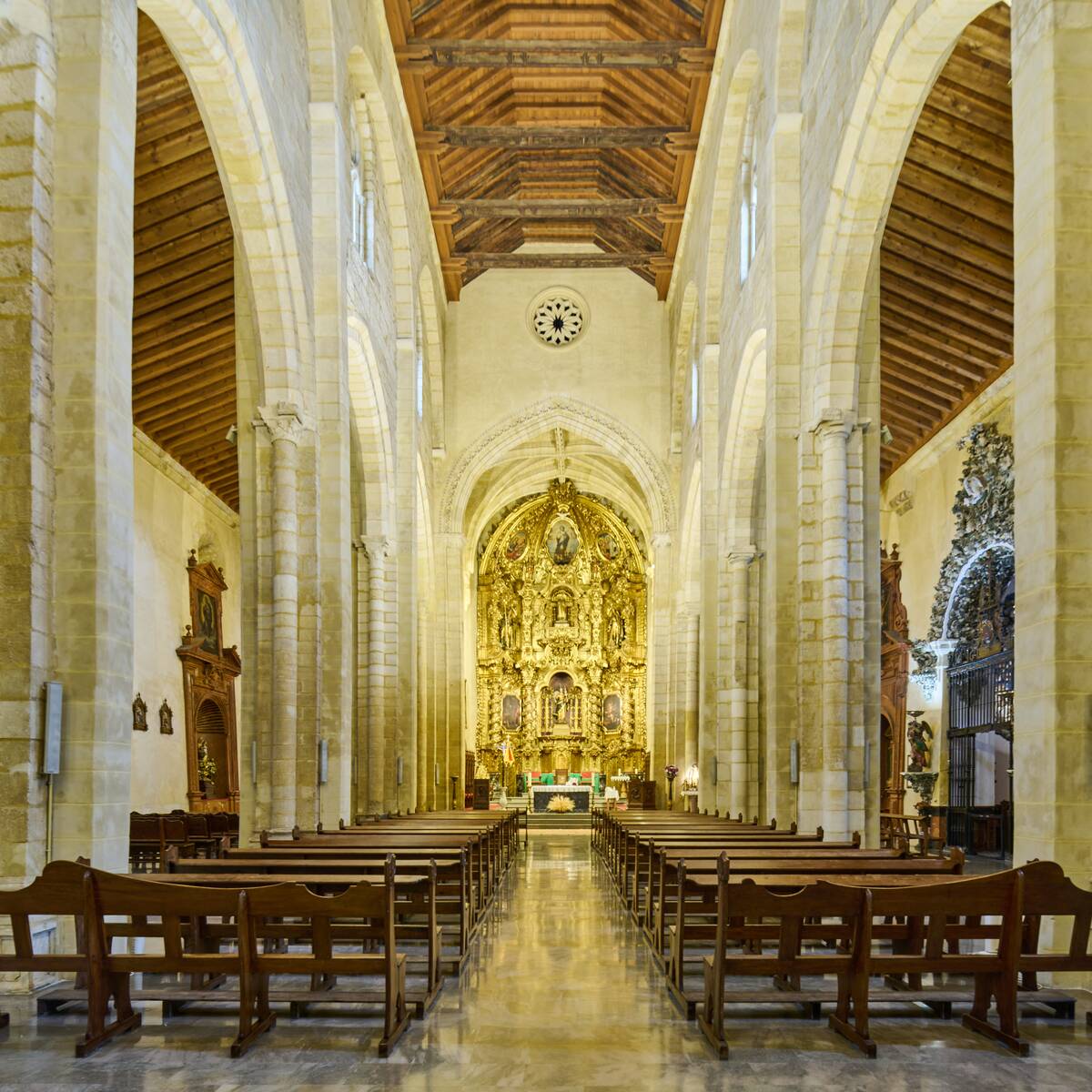 Interior panor&aacute;mico de la bas&iacute;lica fernandina de San Pedro (C&oacute;rdoba), con sus tres naves y la armadura de par y nudillo con carpinter&iacute;a de lazo mud&eacute;jar que cubre la nave central, realizada para la serie del libro &lsquo;Evoluci&oacute;n de la carpinter&iacute;a de lazo. Siglos XII‑XVII&rsquo;, Ed. CEEH.