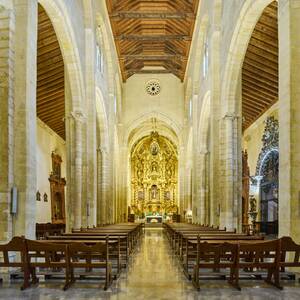 Interior panor&aacute;mico de la bas&iacute;lica fernandina de San Pedro (C&oacute;rdoba), con sus tres naves y la armadura de par y nudillo con carpinter&iacute;a de lazo mud&eacute;jar que cubre la nave central, realizada para la serie del libro &lsquo;Evoluci&oacute;n de la carpinter&iacute;a de lazo. Siglos XII‑XVII&rsquo;, Ed. CEEH.