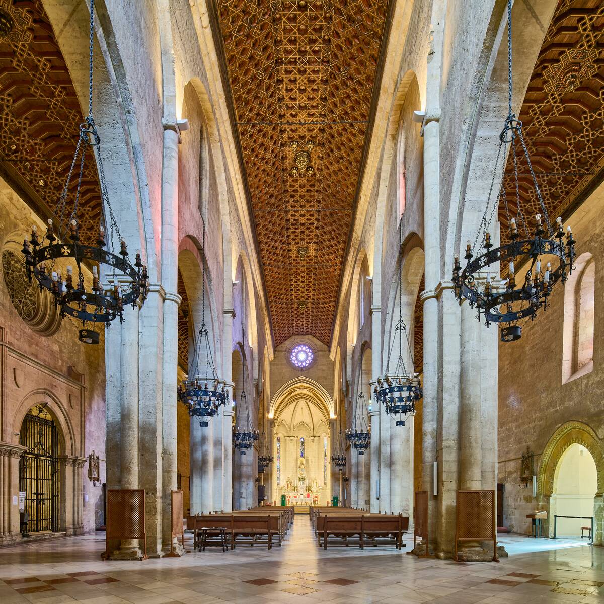 Interior panor&aacute;mico de la iglesia fernandina de San Pablo (C&oacute;rdoba), con sus tres naves y la armadura de par y nudillo con carpinter&iacute;a de lazo mud&eacute;jar que cubre la nave central, realizada para la serie del libro &lsquo;Evoluci&oacute;n de la carpinter&iacute;a de lazo. Siglos XII‑XVII&rsquo;, Ed. CEEH.