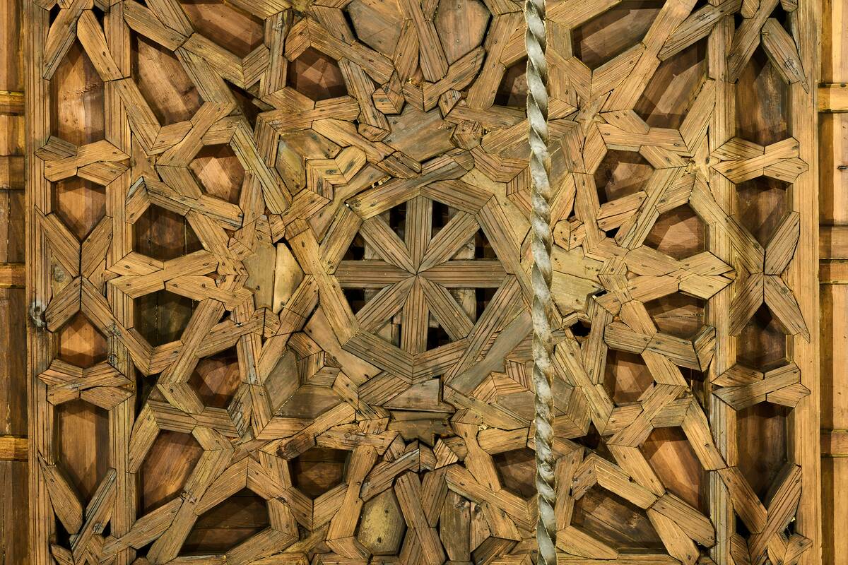 Detalle de la armadura de madera con carpinter&iacute;a de lazo mud&eacute;jar en la iglesia fernandina de San Miguel (C&oacute;rdoba), centrado en los casetones y nudos de la estructura, realizada para la serie del libro &lsquo;Evoluci&oacute;n de la carpinter&iacute;a de lazo. Siglos XII‑XVII&rsquo;, Ed. CEEH.