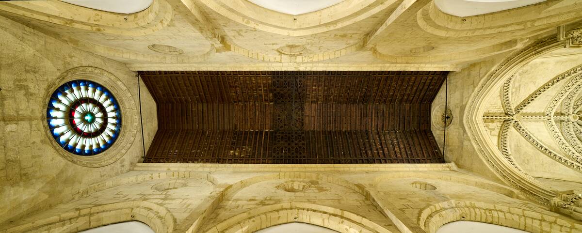 Vista cenital panor&aacute;mica de la iglesia fernandina de San Miguel (C&oacute;rdoba), donde se aprecia la armadura de madera con carpinter&iacute;a de lazo mud&eacute;jar que cubre la nave central, realizada para la serie del libro &lsquo;Evoluci&oacute;n de la carpinter&iacute;a de lazo. Siglos XII‑XVII&rsquo;, Ed. CEEH.