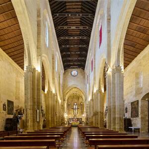 Interior panor&aacute;mico de la iglesia fernandina de Santa Marina de Aguas Santas (C&oacute;rdoba), con sus tres naves y la armadura de par y nudillo con carpinter&iacute;a de lazo mud&eacute;jar que cubre la nave central, realizada para la serie del libro &lsquo;Evoluci&oacute;n de la carpinter&iacute;a de lazo. Siglos XII‑XVII&rsquo;, Ed. CEEH.