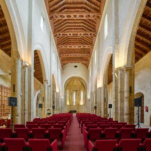 Interior panor&aacute;mico de la iglesia fernandina de Santa Mar&iacute;a Magdalena (C&oacute;rdoba), con sus tres naves y la armadura de par y nudillo con carpinter&iacute;a de lazo mud&eacute;jar que cubre la nave central, realizada para la serie del libro &lsquo;Evoluci&oacute;n de la carpinter&iacute;a de lazo. Siglos XII‑XVII&rsquo;, Ed. CEEH.