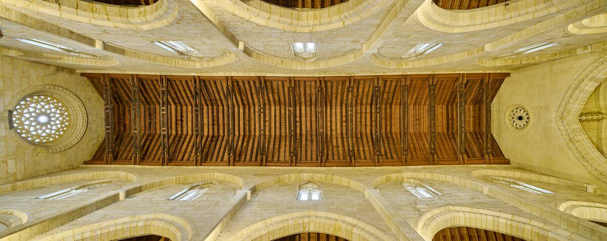 Vista cenital panor&aacute;mica de la bas&iacute;lica fernandina de San Pedro (C&oacute;rdoba), donde se aprecia la armadura de par y nudillo con carpinter&iacute;a de lazo mud&eacute;jar que cubre la nave central, realizada para la serie del libro &lsquo;Evoluci&oacute;n de la carpinter&iacute;a de lazo. Siglos XII‑XVII&rsquo;, Ed. CEEH.
