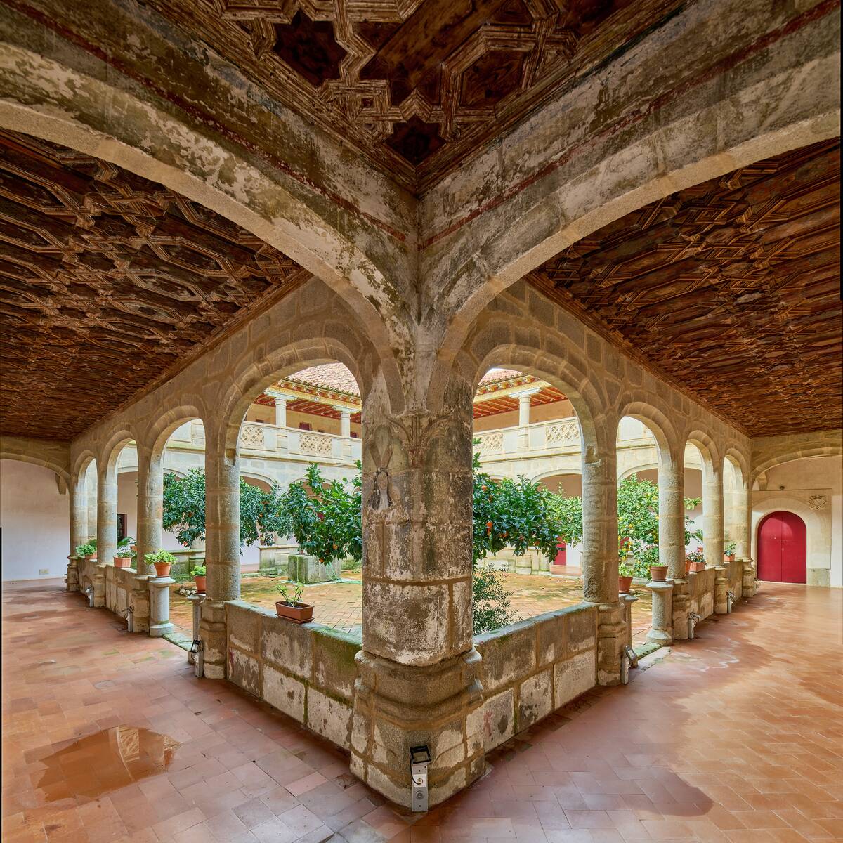 Vista del claustro del convento de Santa Clara de la Columna, en Belalc&aacute;zar (C&oacute;rdoba), con sus galer&iacute;as de arcos de piedra y la armadura de madera con carpinter&iacute;a de lazo mud&eacute;jar que cubre las pandas, realizada para la serie del libro &lsquo;Evoluci&oacute;n de la carpinter&iacute;a de lazo. Siglos XII‑XVII