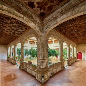 Vista del claustro del convento de Santa Clara de la Columna, en Belalc&aacute;zar (C&oacute;rdoba), con sus galer&iacute;as de arcos de piedra y la armadura de madera con carpinter&iacute;a de lazo mud&eacute;jar que cubre las pandas, realizada para la serie del libro &lsquo;Evoluci&oacute;n de la carpinter&iacute;a de lazo. Siglos XII‑XVII