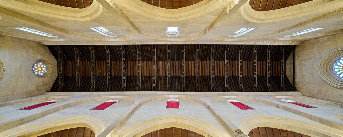 Vista cenital panor&aacute;mica de la iglesia fernandina de Santa Marina de Aguas Santas (C&oacute;rdoba), donde se aprecia la armadura de par y nudillo con carpinter&iacute;a de lazo mud&eacute;jar que cubre la nave central, realizada para la serie del libro &lsquo;Evoluci&oacute;n de la carpinter&iacute;a de lazo. Siglos XII‑XVII&rsquo;, Ed. CEEH.