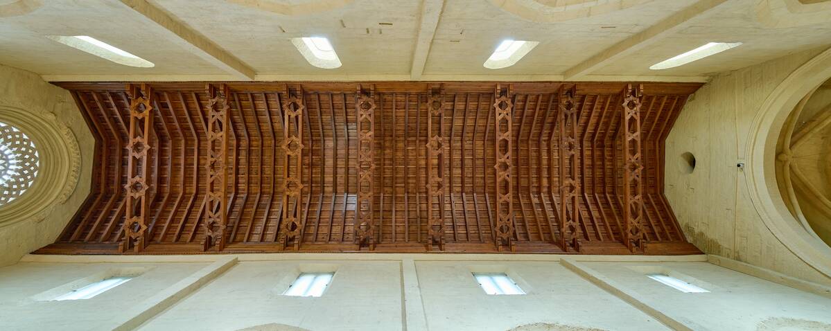 Vista cenital panor&aacute;mica de la iglesia fernandina de Santa Mar&iacute;a Magdalena (C&oacute;rdoba), donde se aprecia la armadura de par y nudillo con carpinter&iacute;a de lazo mud&eacute;jar que cubre la nave central, realizada para la serie del libro &lsquo;Evoluci&oacute;n de la carpinter&iacute;a de lazo. Siglos XII‑XVII&rsquo;, Ed. CEEH.