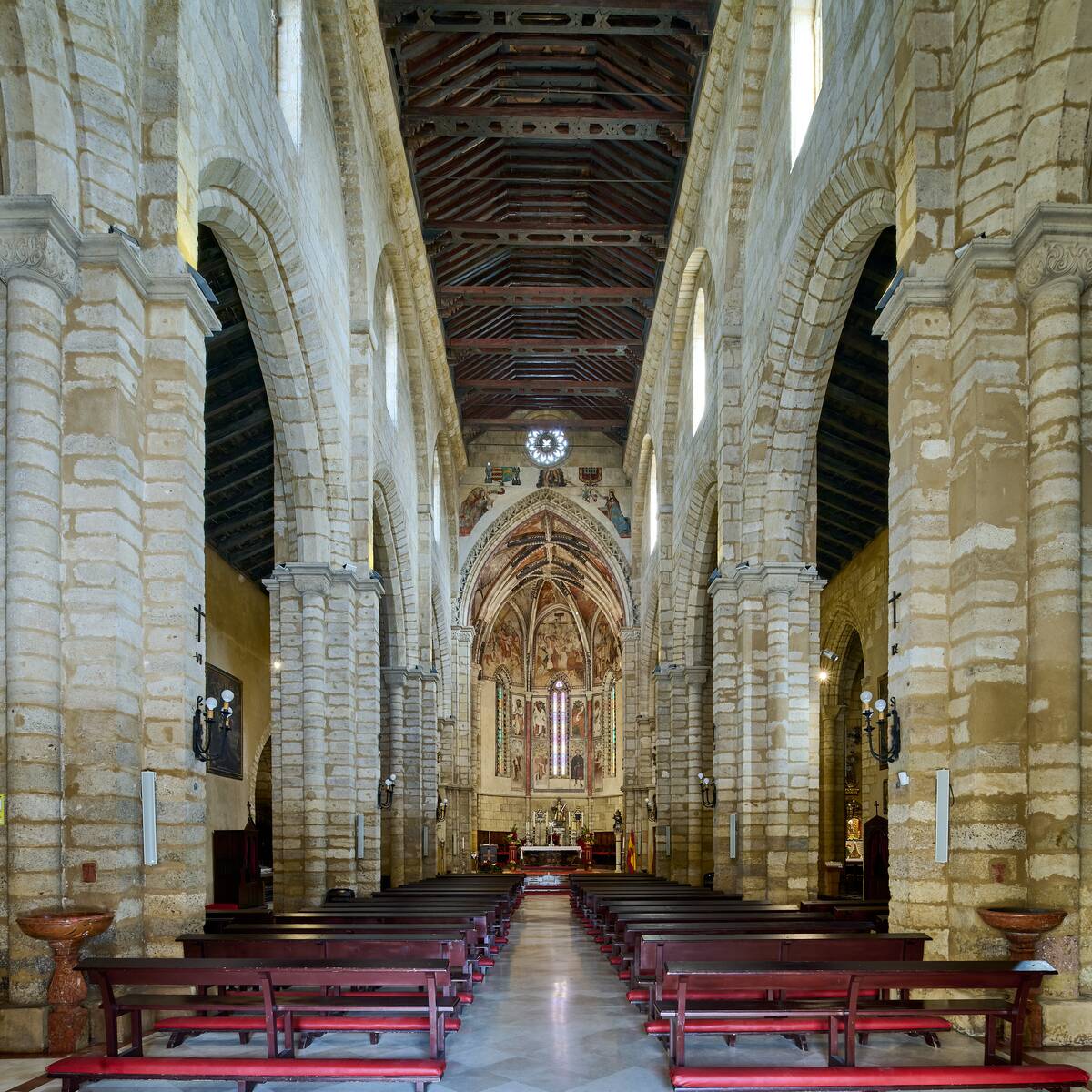 Interior panor&aacute;mico de la iglesia fernandina de San Lorenzo (C&oacute;rdoba), con sus tres naves separadas por pilares y la nave central cubierta por artesonado mud&eacute;jar de madera a par y nudillo.