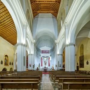 Interior panor&aacute;mico de la iglesia fernandina de Santiago (C&oacute;rdoba), con sus tres naves y la armadura de madera con carpinter&iacute;a de lazo mud&eacute;jar que cubre la nave central, realizada para la serie del libro &lsquo;Evoluci&oacute;n de la carpinter&iacute;a de lazo. Siglos XII‑XVII&rsquo;, Ed. CEEH.