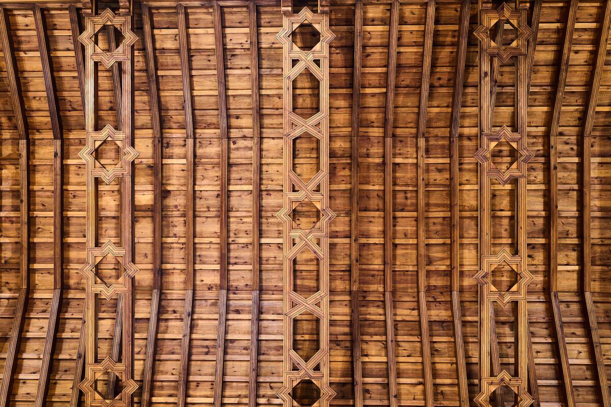 Detalle cercano de la armadura de par y nudillo con carpinter&iacute;a de lazo mud&eacute;jar en la iglesia fernandina de Santa Mar&iacute;a Magdalena (C&oacute;rdoba), donde se aprecian los motivos geom&eacute;tricos entrelazados, realizada para la serie del libro &lsquo;Evoluci&oacute;n de la carpinter&iacute;a de lazo. Siglos XII‑XVII&rsquo;, Ed. CEEH.