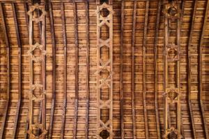 Detalle cercano de la armadura de par y nudillo con carpinter&iacute;a de lazo mud&eacute;jar en la iglesia fernandina de Santa Mar&iacute;a Magdalena (C&oacute;rdoba), donde se aprecian los motivos geom&eacute;tricos entrelazados, realizada para la serie del libro &lsquo;Evoluci&oacute;n de la carpinter&iacute;a de lazo. Siglos XII‑XVII&rsquo;, Ed. CEEH.