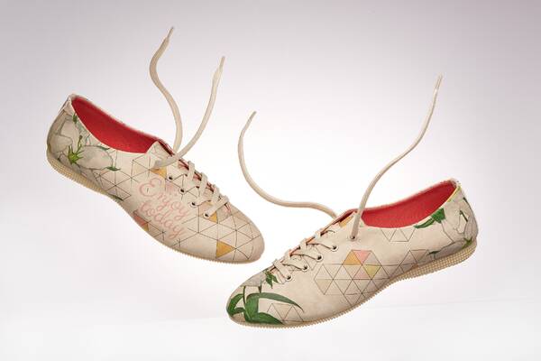 Zapatos ligeros y c&oacute;modos con dise&ntilde;o estampado