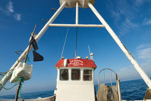 La Goleta Uno del puerto de pescadore de Conil de la Frontera, Cádiz en alta mar con el horizonte inclinado