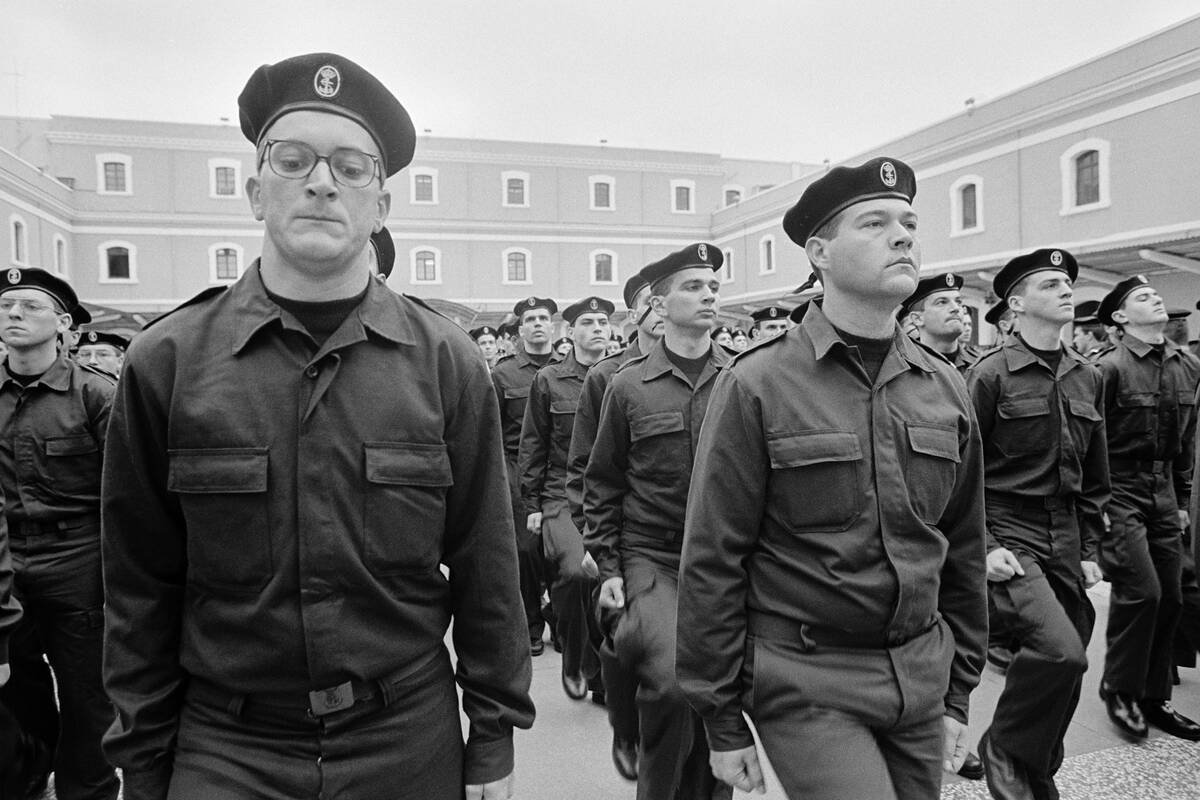Intrucción militar para la ceremonia de jura de bandera. Servicio militar obligatorio. España 1995