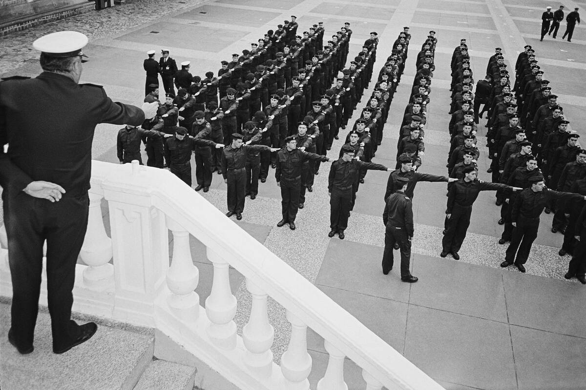 Mando ordenando filas de marineros en cuartel de instrucción de marinería en Cartagena, Murcia, año 1995