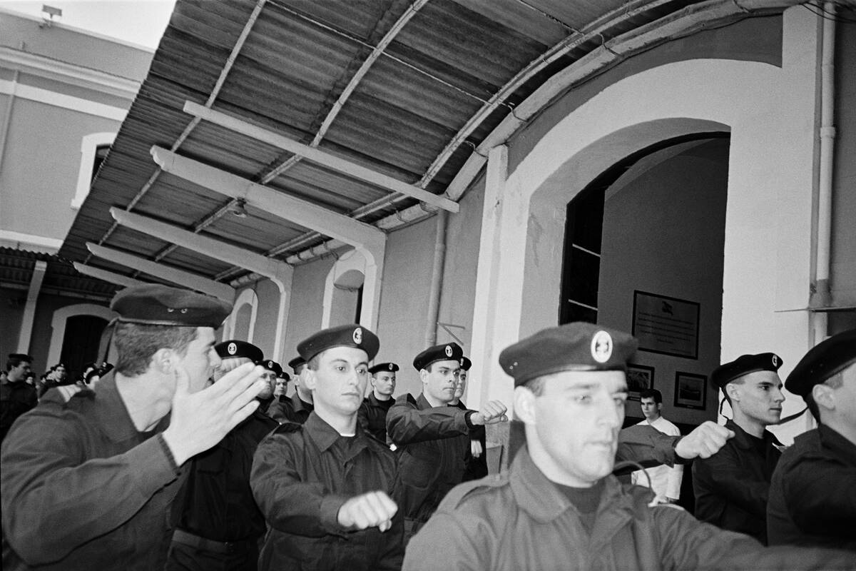 Instructor militar reprimiendo a marinero novato tratando de llevar el paso en filas