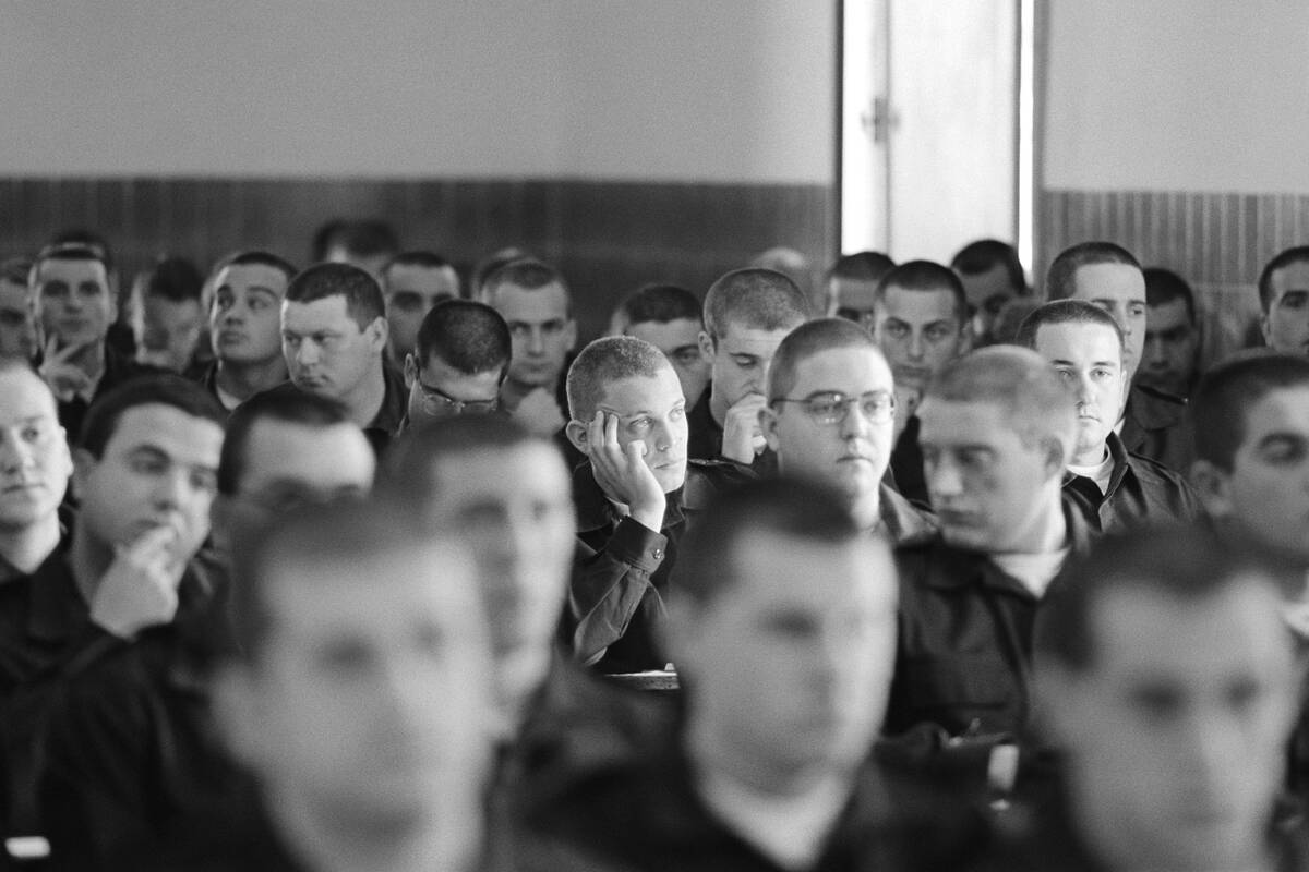 Marineros en aula castrense recibiendo formación sobre la jerarquía militar. Servicio militar obligatorio. España 1995