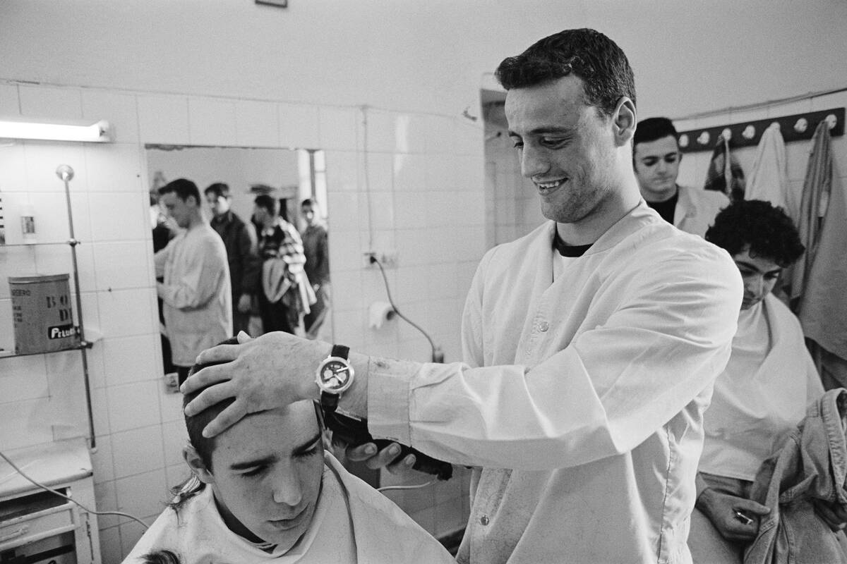 Corte de pelo al cero para todos los nuevos reclutas. Servicio militar obligatorio. España 1995