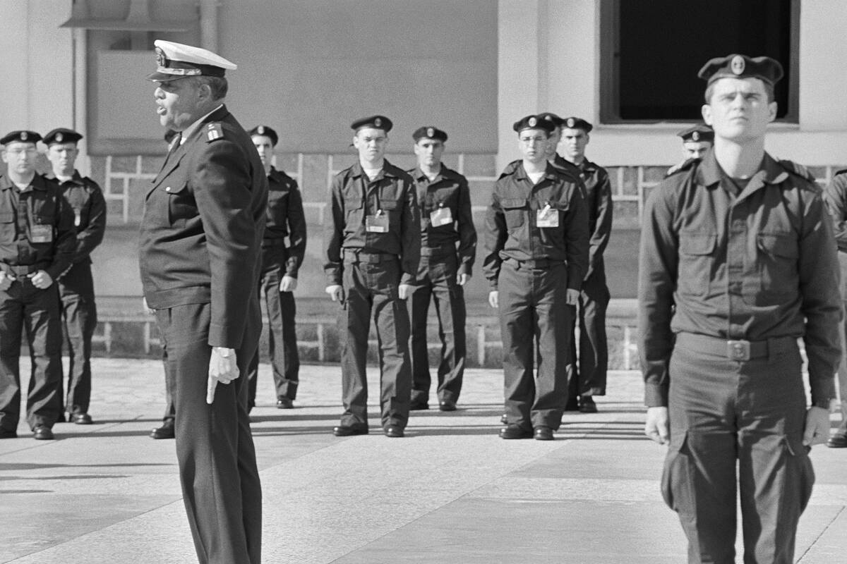 Suboficial Brigada dando órdenes a marineros en cuartel de instrucción de marinería en Cartagena, Murcia, España. 1995