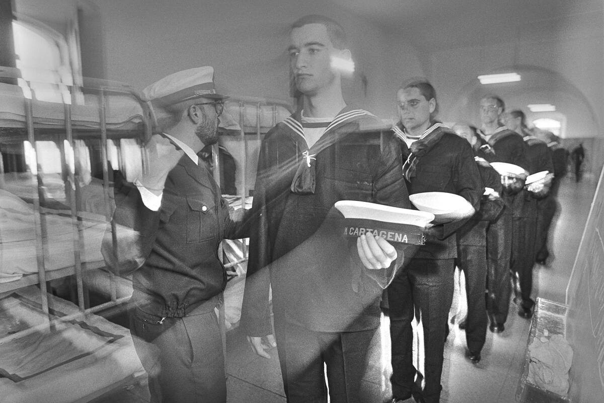 Preparativos de vestuario para la ceremonia de jura de bandera. Servicio militar obligatorio. España 1995
