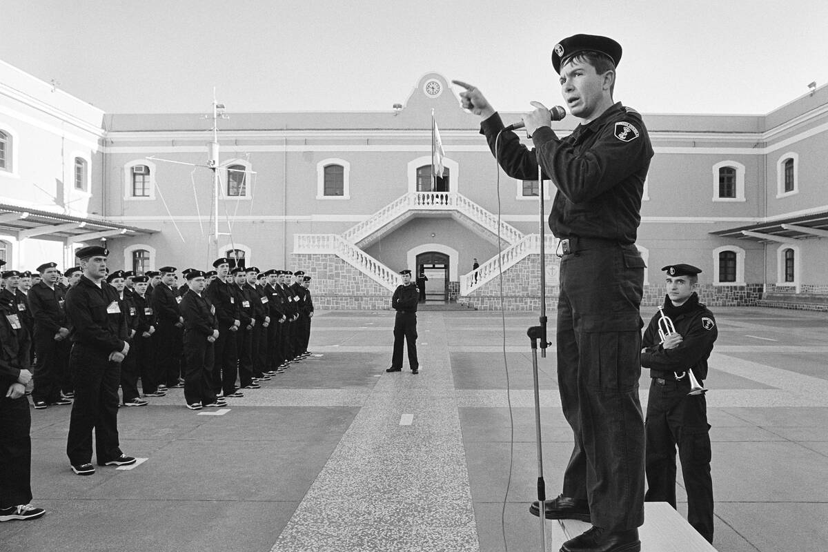 Cantos militares en patio castrense. Servicio militar obligatorio. España 1995