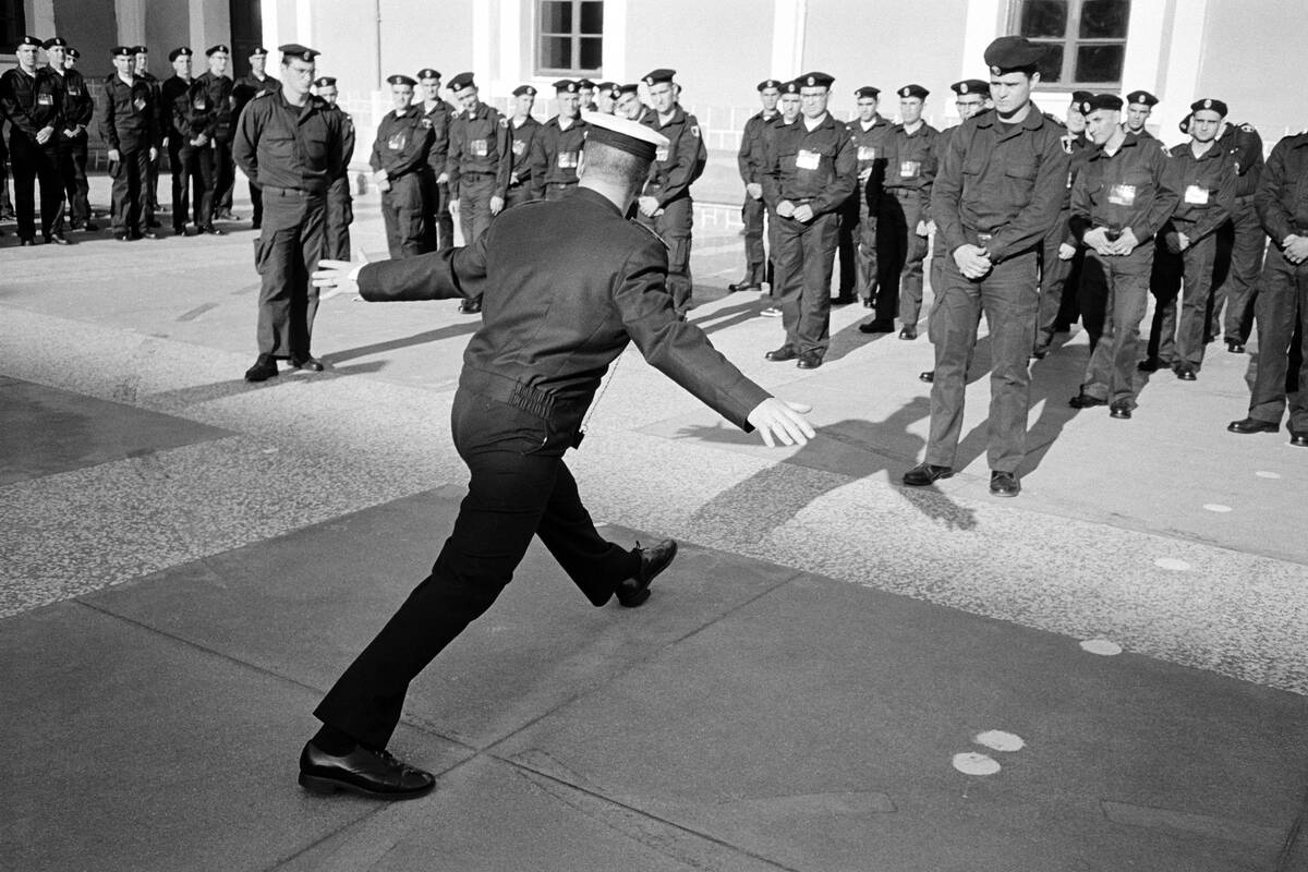 Mando dando instrucciones a los reclutas en el Cuartel de Instrucción de Marinería (CIM) de Cartagena, Murcia, España 1995